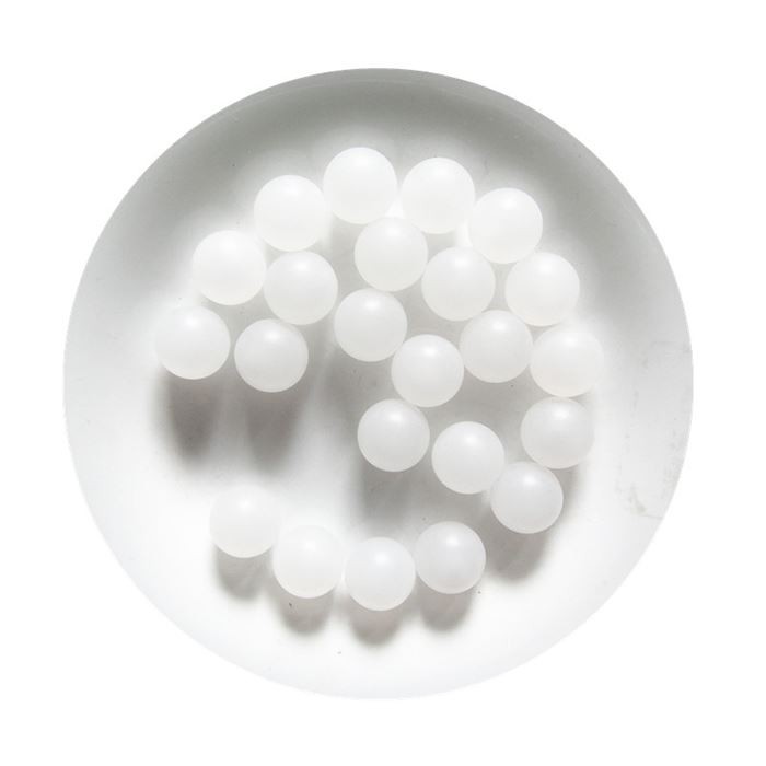 Små hule plastikkugler